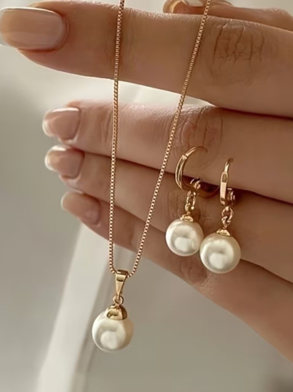 🌟Elegant Gold Tone Faux Pearl Necklace & Matching Drop Earrings Set 🌟